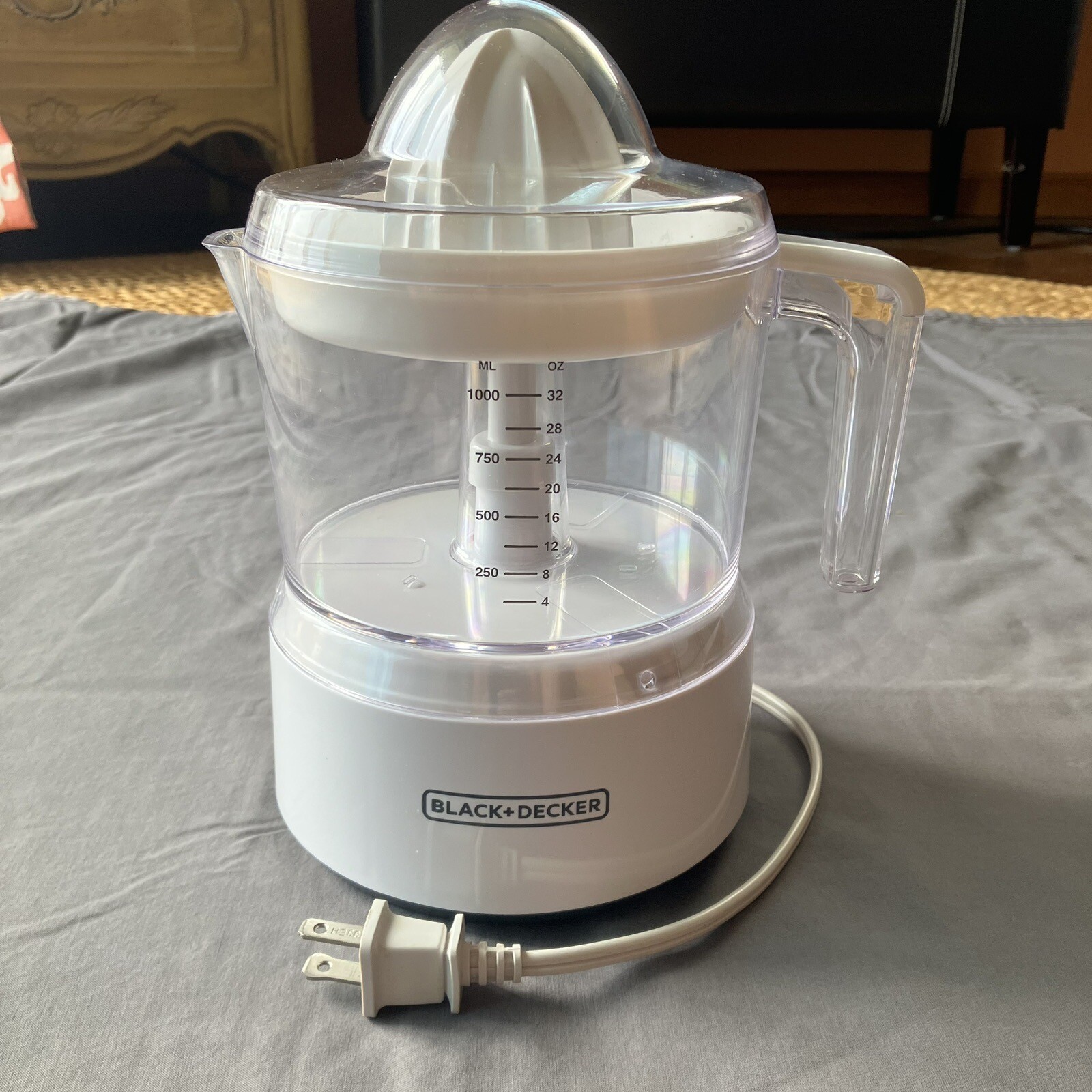 Black + Decker Citrus Juicer, 32 ounce. Model CJ650, 120V, 60Hz, 30W