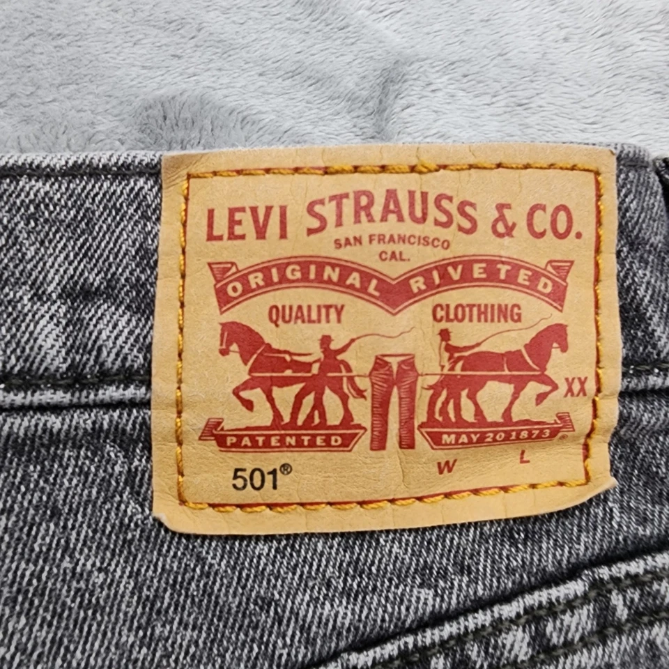 Pantalones Cortos Levi's Mujer W30 Desteñidos Negro Gris 501 Tiro Alto Corte Botón Mosca  Foto 4 de 4