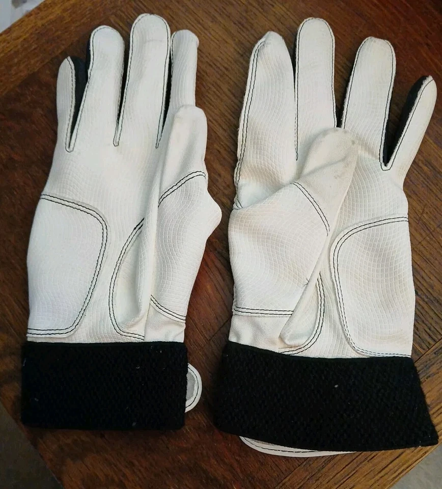 LUVAS DE GOLFE/BATIDAS FEMININAS MIZUNO PRETO BRANCO TAMANHO PEQUENO BOM ESTADO - Imagem 2 de 3