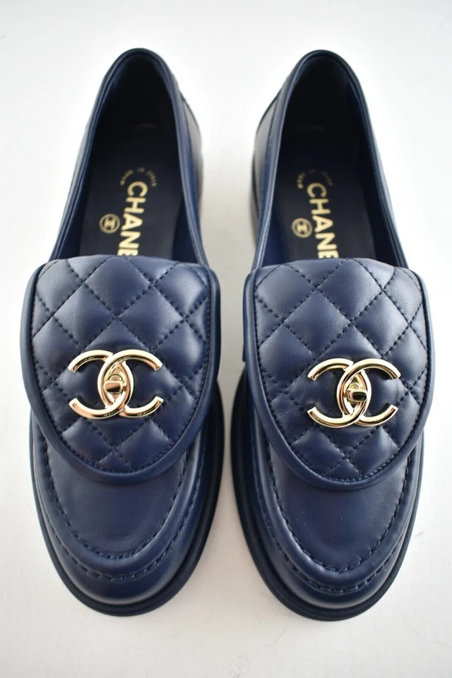 Mocassim plano Chanel 21B azul acolchoado aba cc logotipo CC ouro mula 36