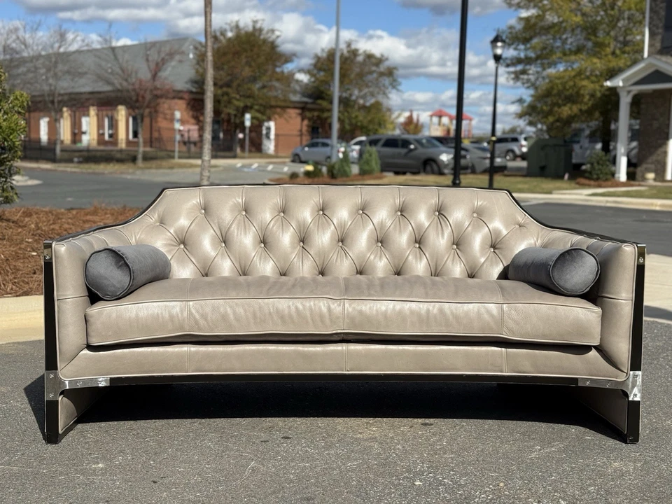 Sofá The Cat’s Meow”, hecho en USA. Tapizado en cuero italiano de grano superior Foto 3 de 4