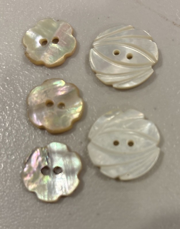 5 Vintage Carved Mother Of Pearl MOP Flower Buttons 11/26” & 7/8”
