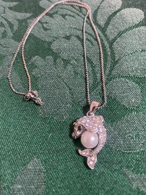 Halskette Delfin mit Swarovski Kristallnieten um Zuchtperlen