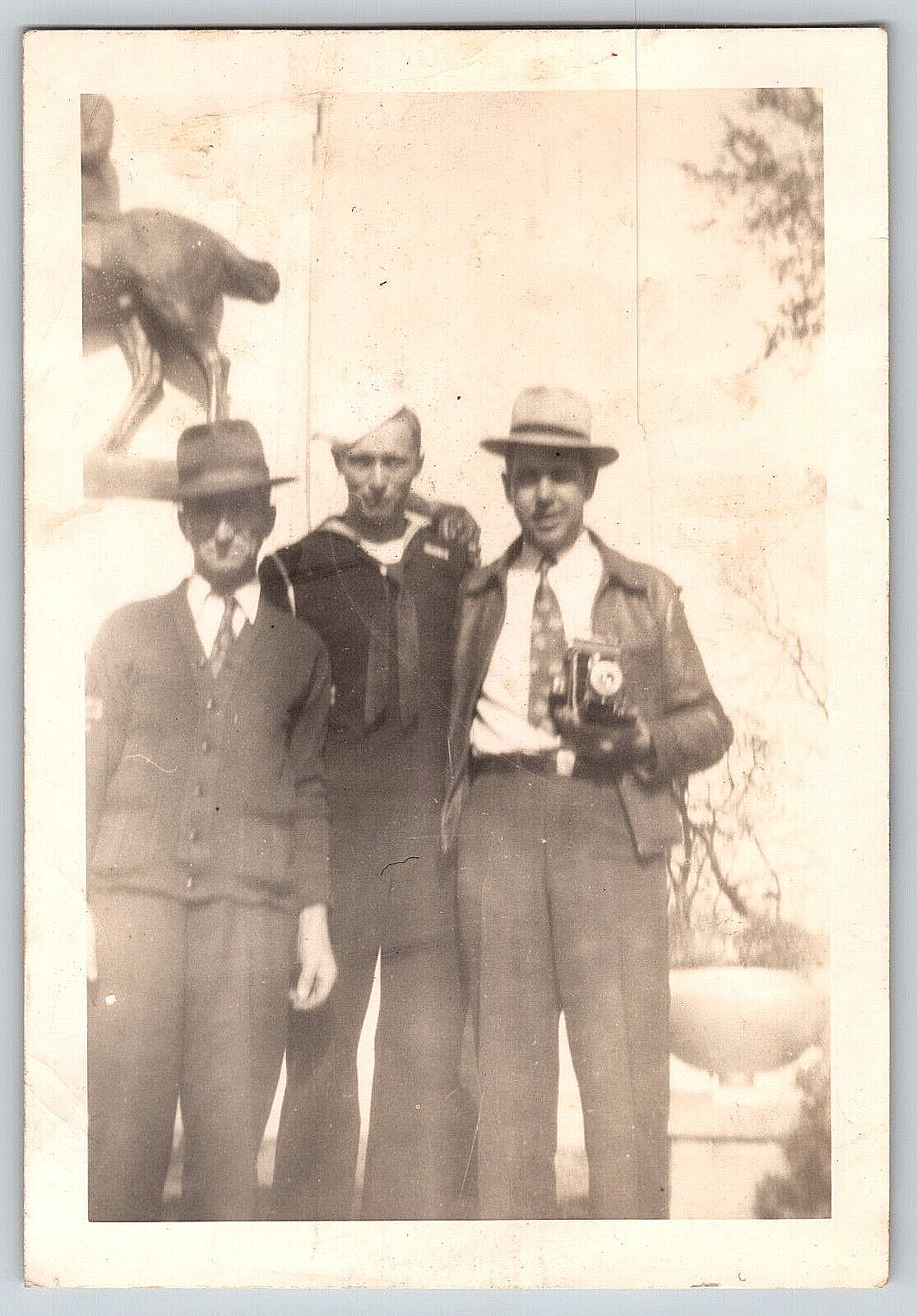 VINTAGE OLD OUTDOOR PHOTO PICTURE USA WW2 MILITARY NAVY MAN MEN CAMERA MONUMENT