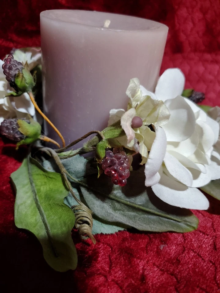 Anillo de vela floral con vela de lavanda Foto 4 de 4