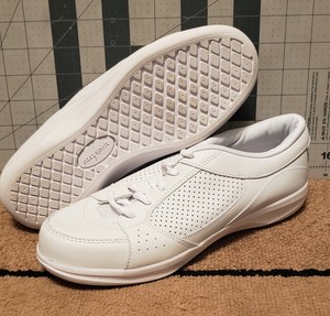 easy spirit white tennis shoes