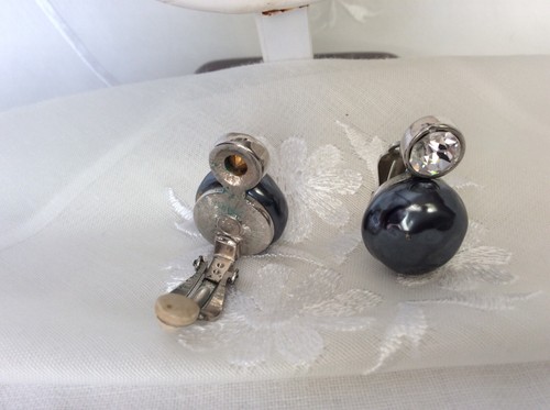 VINTAGE ‘BUTLER & WILSON’ FAUX PEARL BEADED NECKLACE & CLIP ON EARRINGS SET - Picture 7 of 11