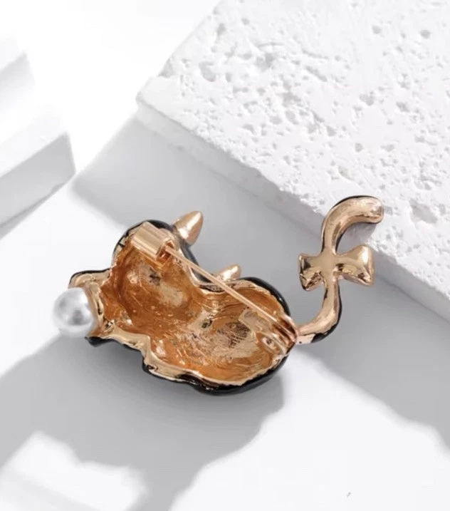 Betsey Johnson Gold Tone Rhinestone White Kitty Cat Pin Brooch NWT - Image 3 of 4