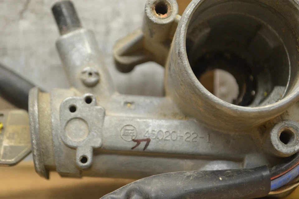 Toyota Celica 1987-89 cilindro de bloqueo de encendido 45020221 con llave 57-10F6 Bx 1 Foto 2 de 4