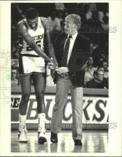1987 Press Photo Bucks basketball's Paul Pressey aided by trainer, Jeff Snedeker