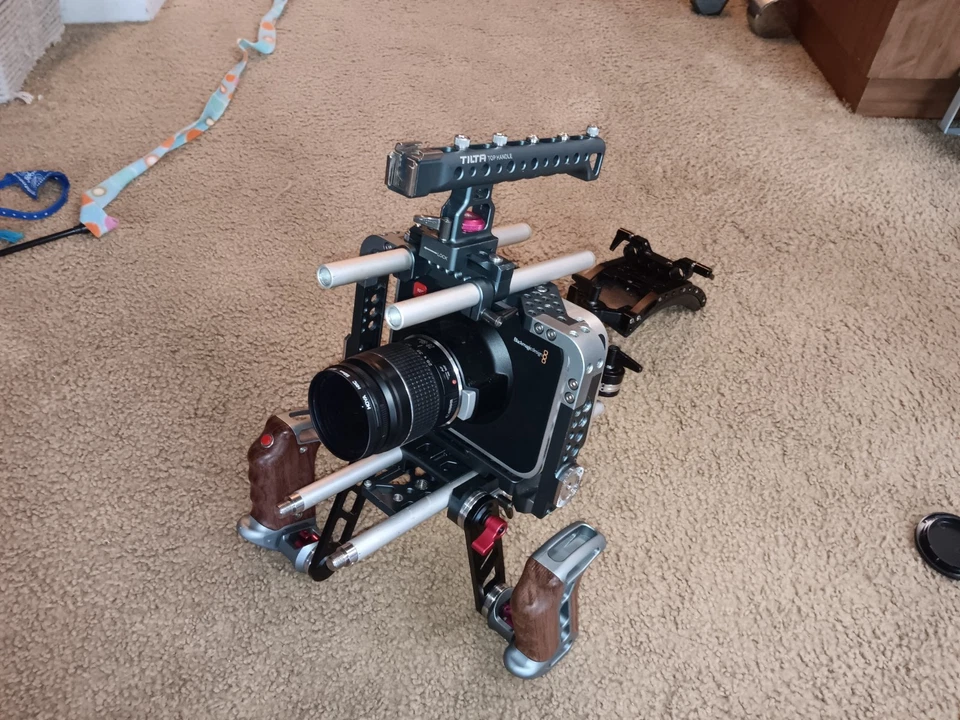 Cámara de cine Blackmagic Design BMCC 2,5 K EF con plataforma Tilta + 2 lentes. PROBADO Foto 2 de 4