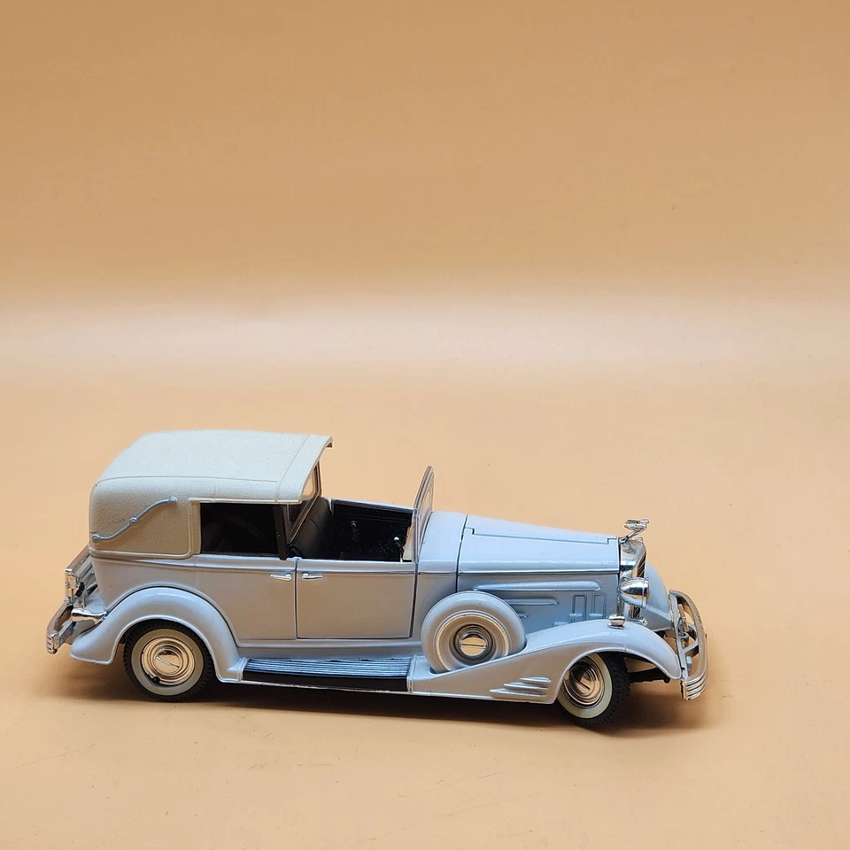 Vintage 1933 Cadillac Town Car Diecast Model 1:24 Hood Opens Detailed Engine - Image 4 of 4
