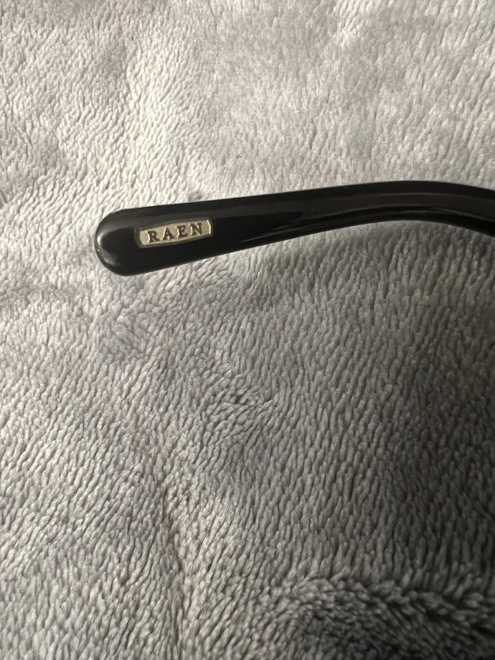 Женские солнцезащитные очки Raen в оправе Durante с линзами цвета черного кошачьего глаза - Изображение 4 из 4