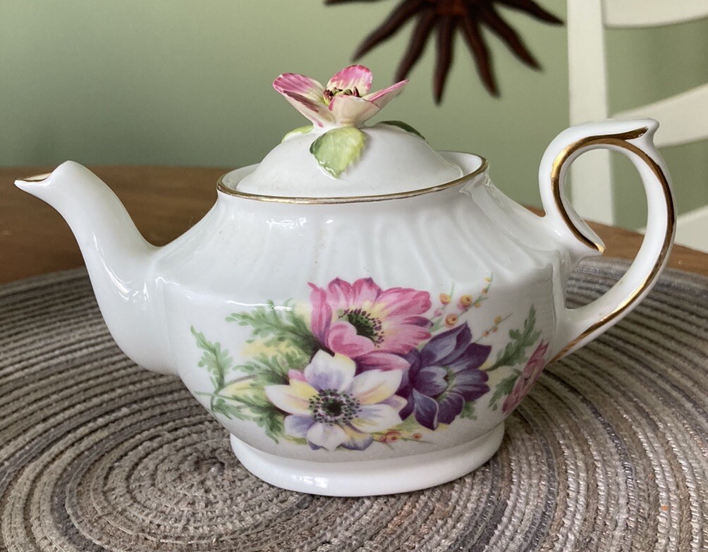 Royale Stratford miniature floral Teapot For 1 -6 3/4” X 4