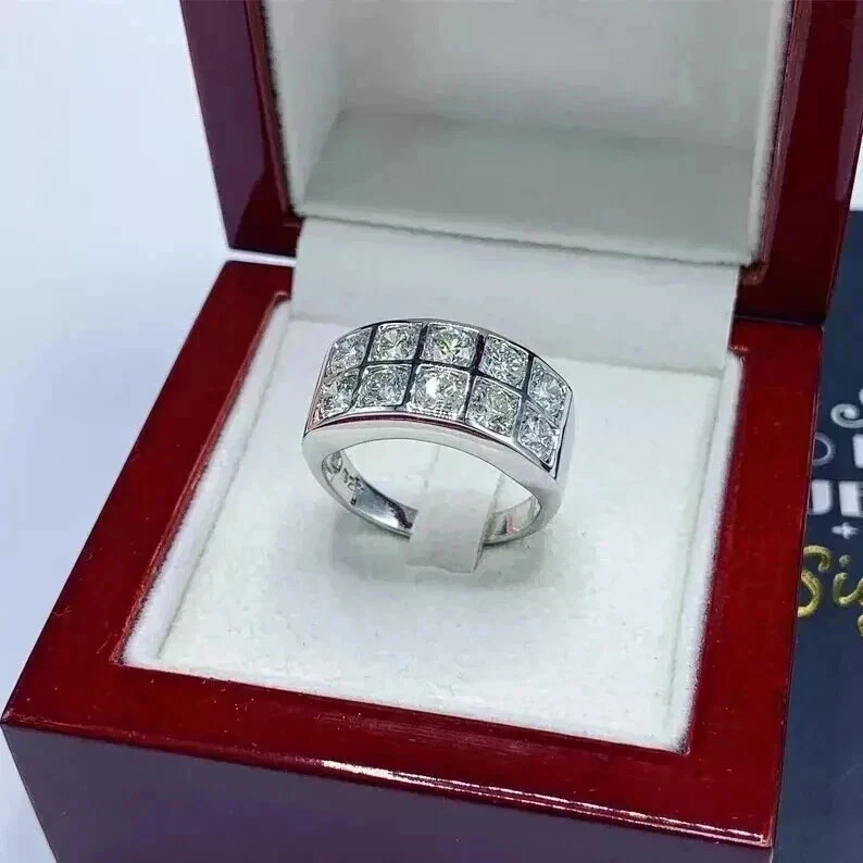 Alianza de boda de diamantes creados en laboratorio de corte redondo de 2 quilates enchapada en oro blanco de 14 quilates para hombre Foto 3 de 4