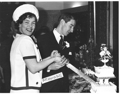 Vintage Hochzeitsfoto hübsche Braut weiße Zähne hübscher Bräutigam Schneidetorte 60er