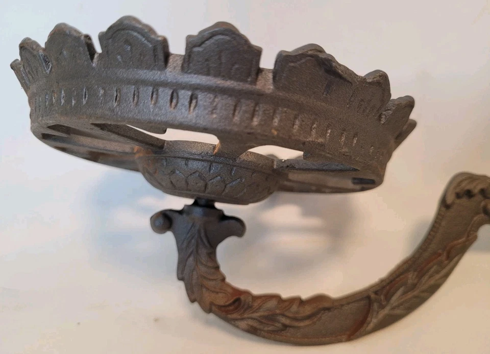 Antiguo soporte de lámpara de aceite/queroseno de hierro fundido Salvage, sin montaje en pared gris con óxido Foto 4 de 4