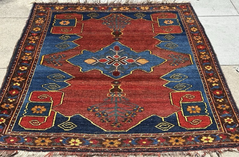 AN ATTRACTIVE TRIBAL  RUG 4’9” X 6’3”