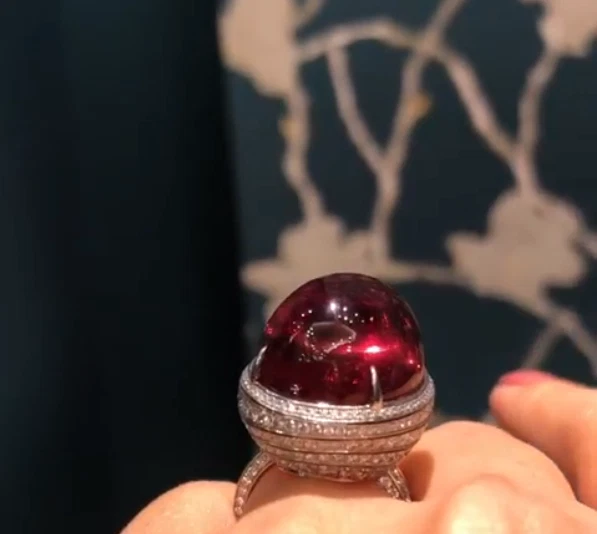 Classic Blood Red 40.00CT Ruby With Simulated Sapphires Unique Design Woman Ring - Image 4 of 4