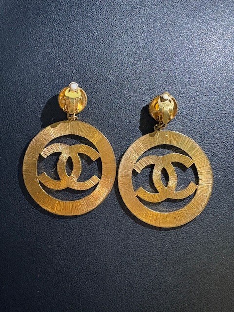 Chanel cc gold logo sunburst earrings 1992 vintage - Rihanna  display picture 1