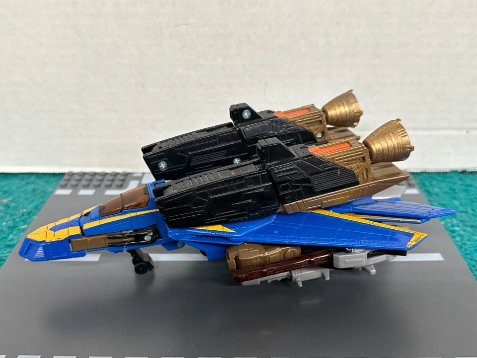 Transformers Universe Voyager Class Autobot Tread Bolt Loose figure - Image 2 of 4