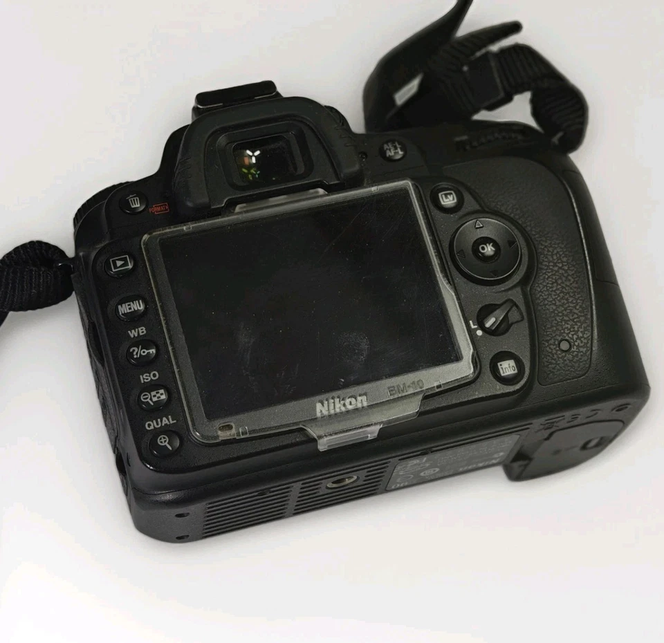 Nikon D90 Digital SLR Camera - (Kit w/ VR 18-105 mm Lens) *6 Batteries* 12mp - Image 3 of 4