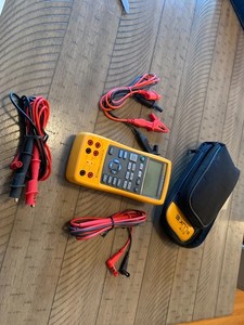 Fluke 725 multifunction process calibrator .
