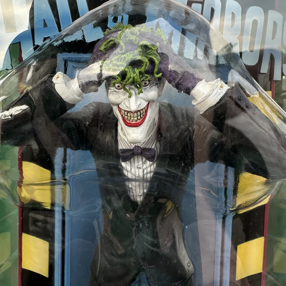 Diamond Gallery Select DC The Joker Estatua Salón de los Espejos 'The Killing Joke' Foto 3 de 4