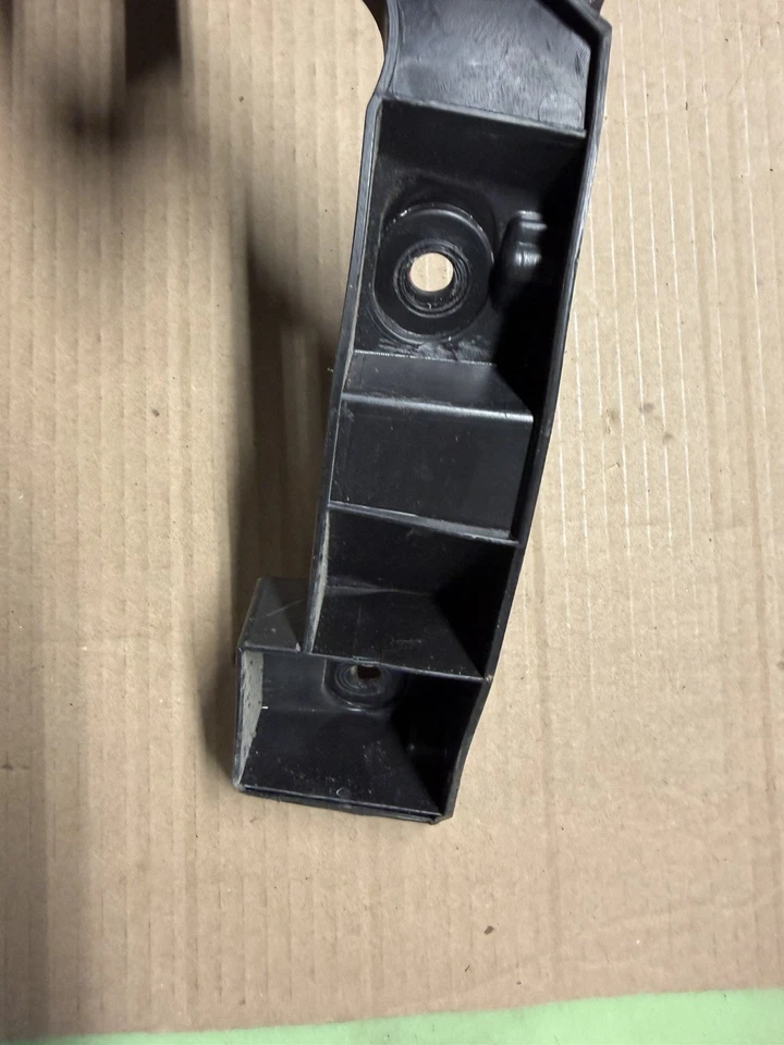 原始设备制造商 2012 - 2015 年大众帕萨特侧固定器大众 561-807-393 LH 左侧 — 第 3/4 张图片