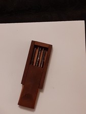 Stare małe wiertło z drewnianą skrzynią 