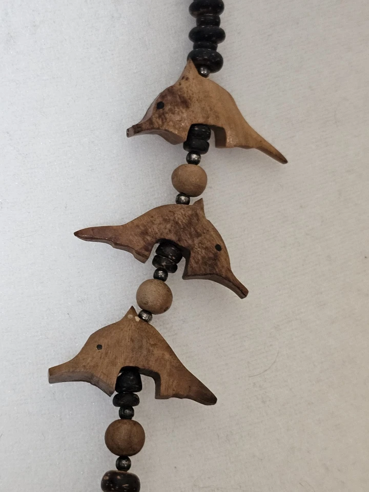 Collar de cuentas de madera hecho a mano con colgantes de delfines tallados madera natural Foto 3 de 4