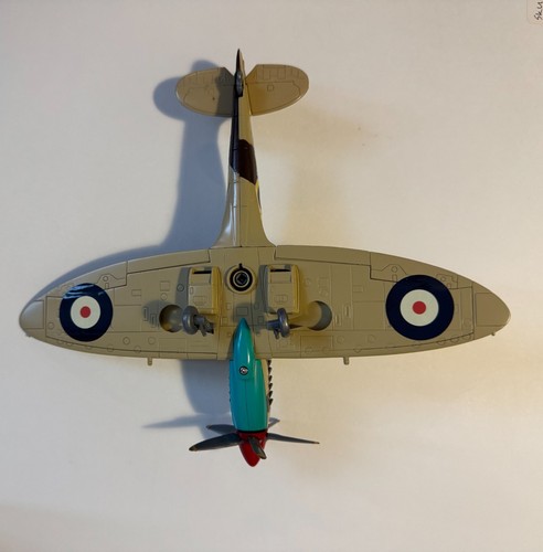 Aereo da combattimento Ray 1/48 SPITFIRE nuovo con base - Foto 2 di 5