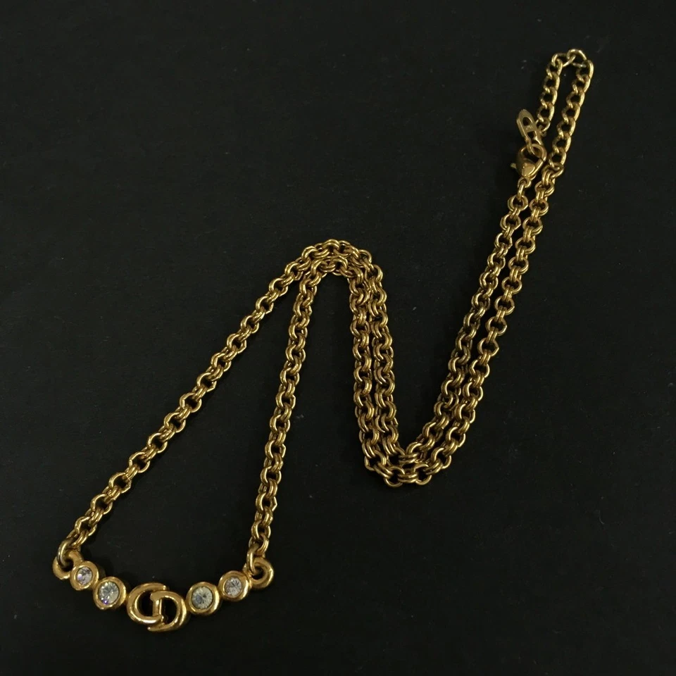 Colar pingente Christian Dior CD logotipo strass tom dourado lux70-100225 - Imagem 2 de 4