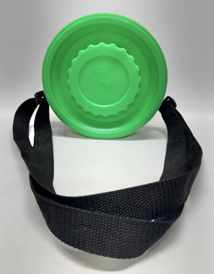 Cuenco de comida para perros de viaje Oasis con correa y tornillo en la parte superior Foto 3 de 4
