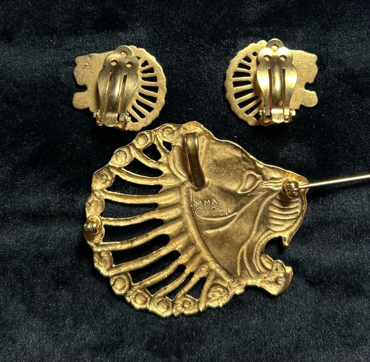 ブローチ・コサージュ Lion Head Brooch Gucci Lion Embellished Brooch - Runway Catalog