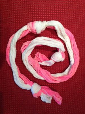 Kleiner weiß-rosa Schal zusammen geknüpft - ca. 100 cm lang - gebraucht