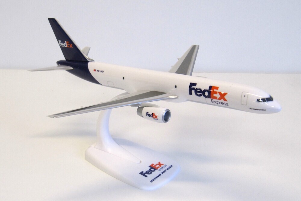 FEDEX Federal Express Boeing 757-200F N915FD 1/200 scale desk