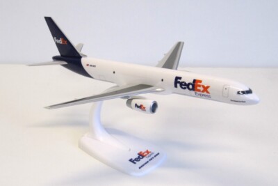 FEDEX Federal Express Boeing 757-200F N915FD 1/200 scale desk