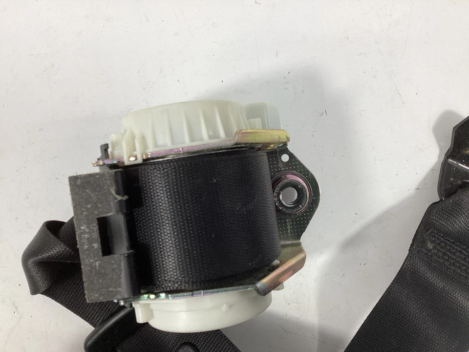 Conjunto de retractor de cinturón de seguridad central trasero BMW 528i xDrive 2009-2010 33061259 OEM. Foto 2 de 4