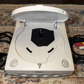 Sega Dreamcast Console HKT-3020, 2 Controllers, 2 VMUs,Rumble Pack. 6 games+more