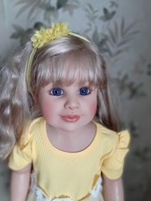 Künstlerpuppe von Monika Peter Leicht,  Vollvinyl