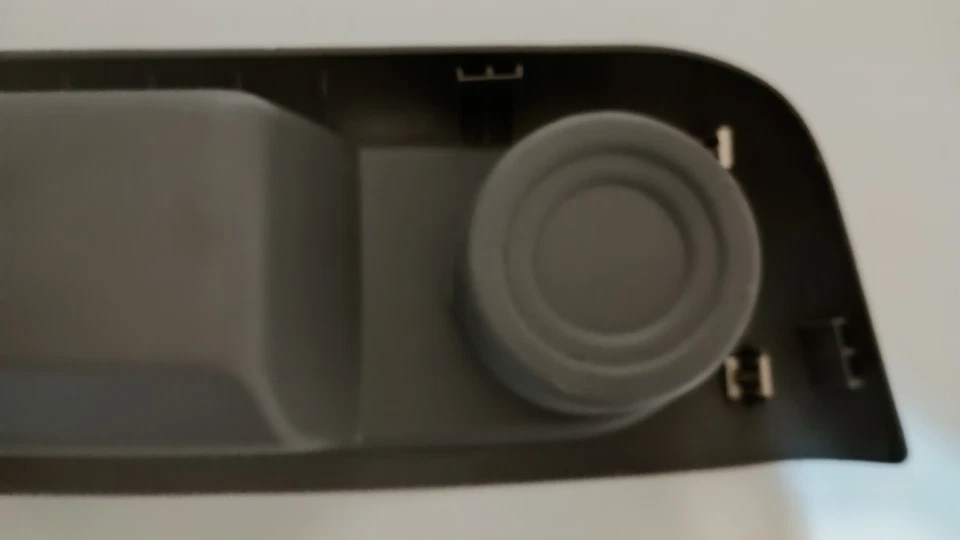 2009-2017 Chevrolet Traverse porta-copo lateral esquerdo traseiro acabamento do painel 25865645 fabricante de equipamento original - Imagem 4 de 4