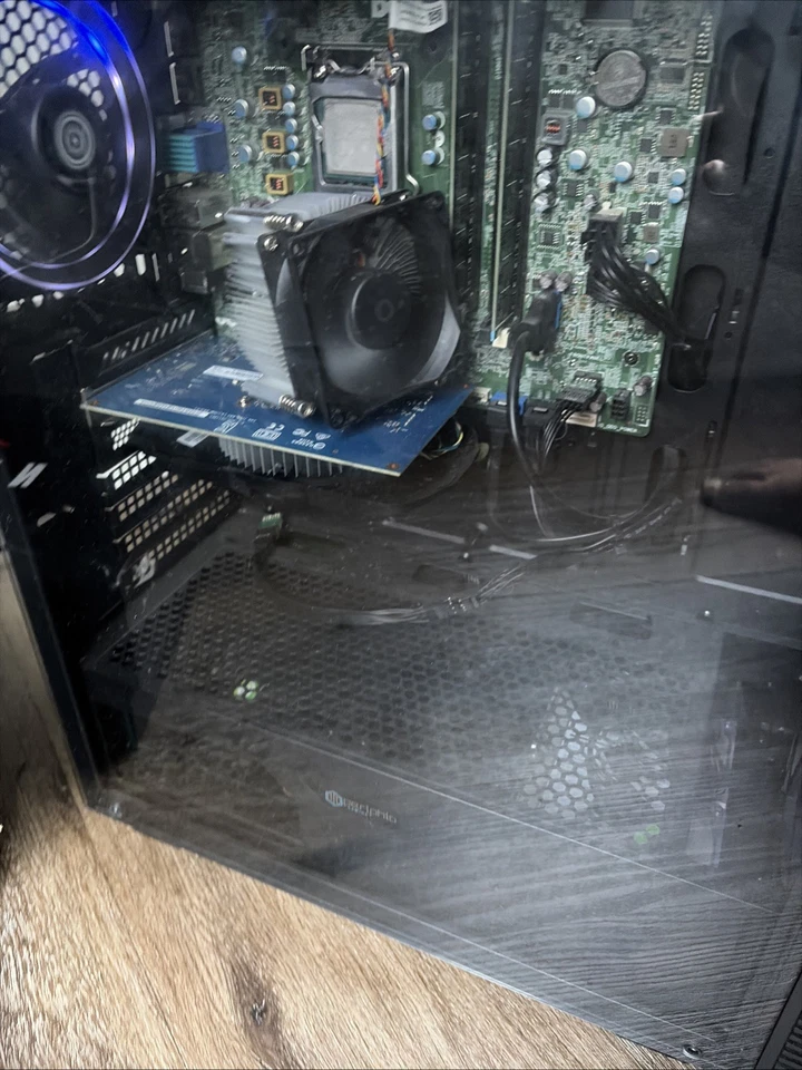 PC de escritorio para juegos Foto 2 de 4