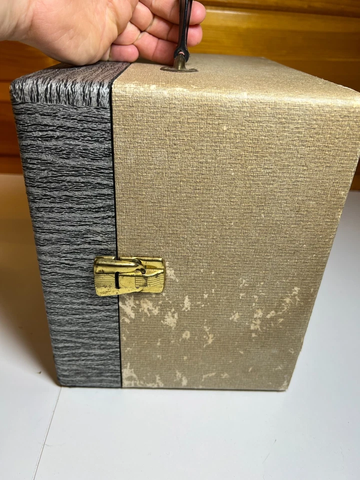 Antigua caja retro vintage de madera maciza con mango de latón moderno de mediados de siglo Foto 4 de 4