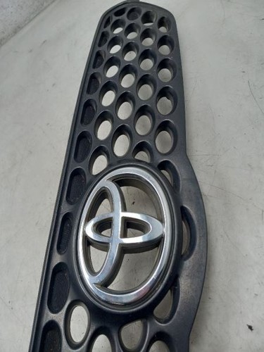 03-04 TOYOTA MATRIX FRONT UPPER GRILLE - Picture 3 of 12