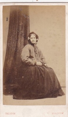 CDV FOTO. SITZENDE DAME, MOTORHAUBE, VORHANG VON RALSTON, GLASGOW