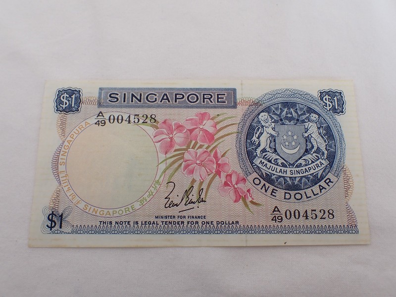 1980s Singapore One Dollar Banknote Crisp MZ-23