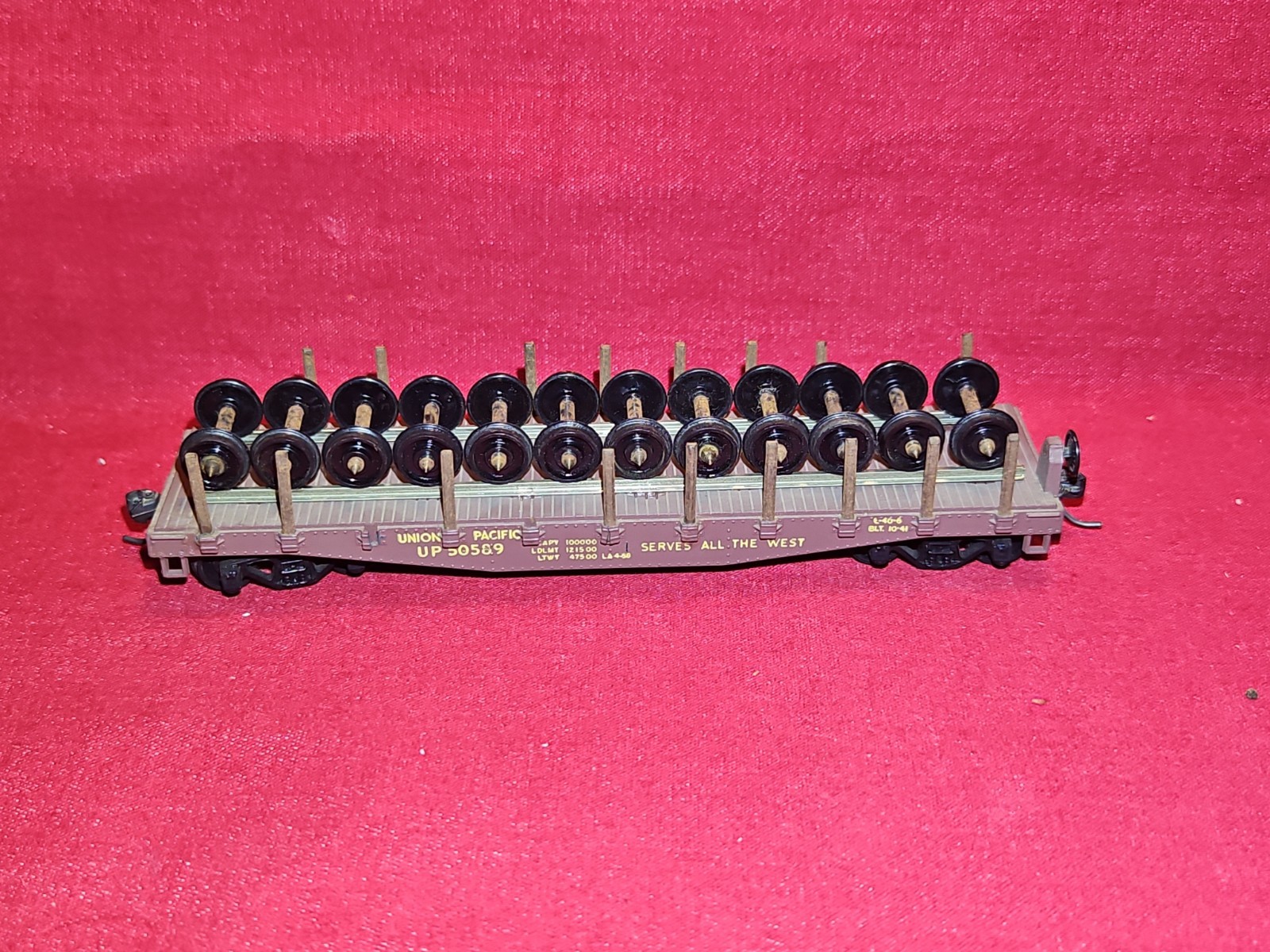 Athearn HO Union Pacific UP Flat Car W/Cargo # 50589