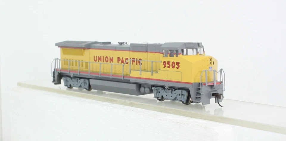 HO Scale Walthers Trainline Union Pacific GE Dash 8 40BW #9505 931-165 - Image 2 of 4