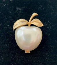 J.J. Vintage Apple Brooch Pin Gold Tone Imitation Pearl Fruit Fashion Jewelry